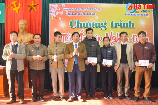 tet am ap nghia tinh voi cac cu gia o trung tam bao tro xa hoi ha tinh