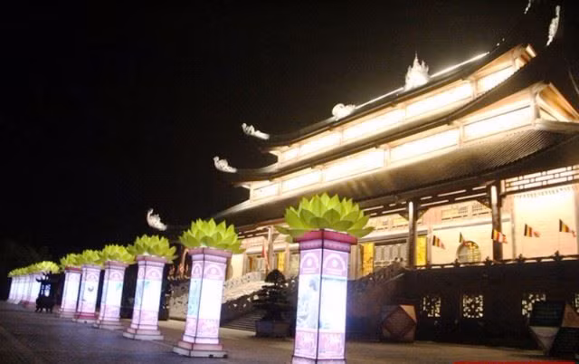 ngoi chua lon nhat viet nam dep lung linh huyen ao ve dem