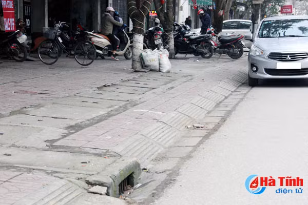 hoa giai bat cap ve lap dat bo via he o thanh pho ha tinh