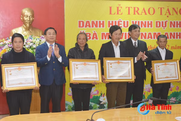 ha tinh to chuc truy tang them 17 ba me viet nam anh hung