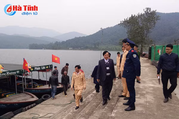 tuan thu quy dinh an toan luc di thuyen tren duong len chua huong