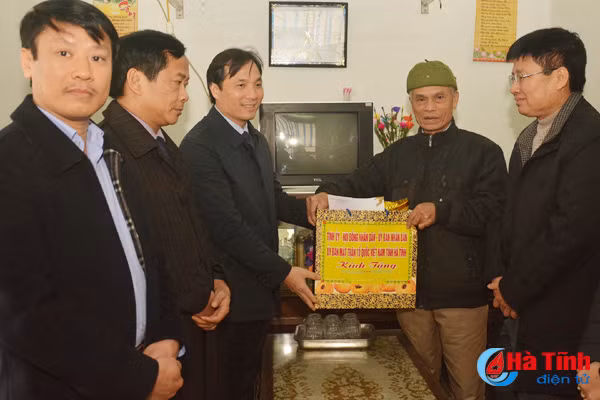 lanh dao tinh tang qua gia dinh nguoi co cong chuc tet doanh nghiep