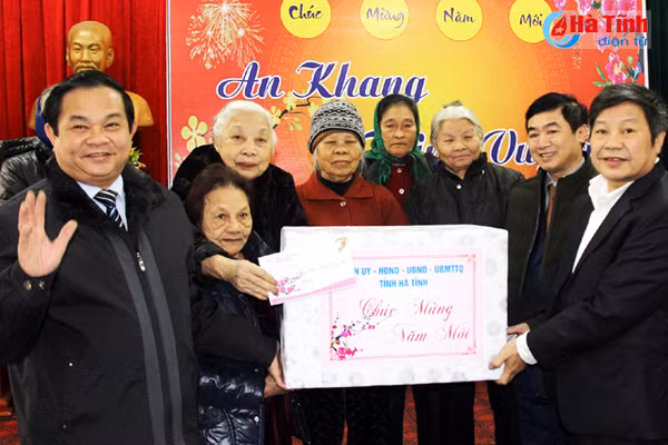 lanh dao cac nganh chuc tet ho ngheo gia dinh chinh sach