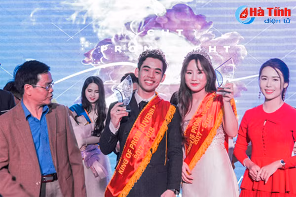 prom thpt chuyen ha tinh chung ta mai la hoang tu va cong chua