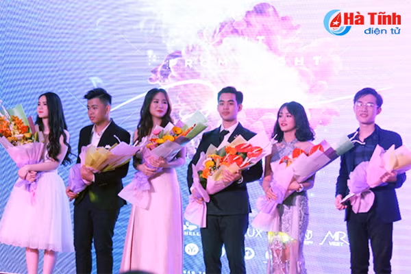 prom thpt chuyen ha tinh chung ta mai la hoang tu va cong chua