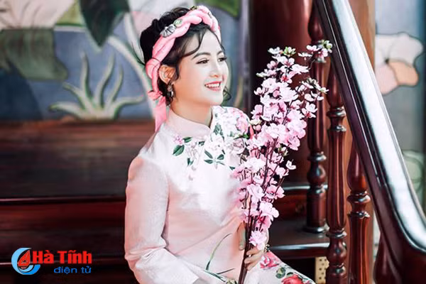 ngam thieu nu ha tinh mac ao dai truyen thong don tet co truyen
