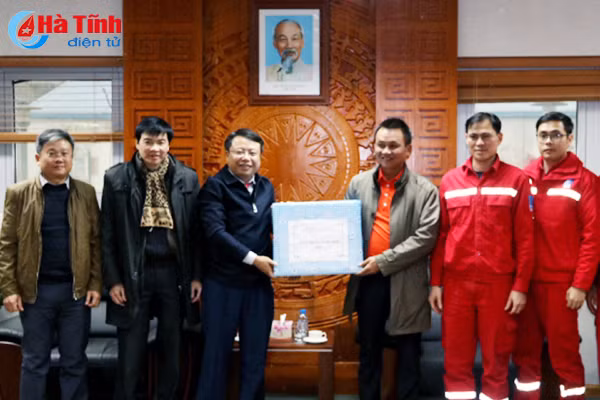lanh dao tinh tang qua gia dinh nguoi co cong chuc tet doanh nghiep