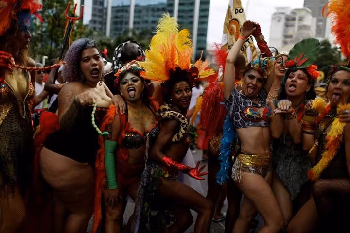 anh nhung le hoi carnival mua xuan ruc ro sac mau tren khap the gioi