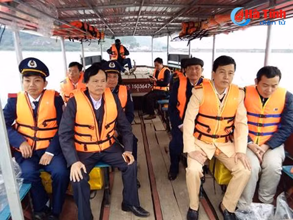 tuan thu quy dinh an toan luc di thuyen tren duong len chua huong