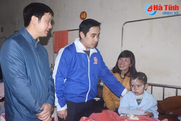 tham hoi cac hoc sinh vu no binh gas o truong tieu hoc ho do