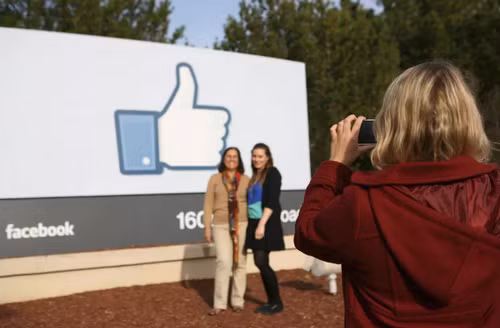 nghi van facebook han che 25 ban be trong bang tin