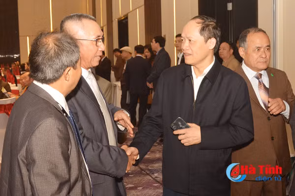 nguoi ha tinh o nuoc ngoai la bo phan khong tach roi voi que huong