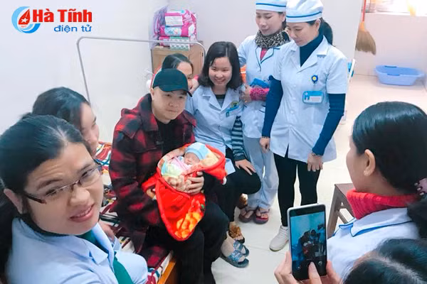 be trai bi bo roi o hong linh am ap trong vong tay cong dong