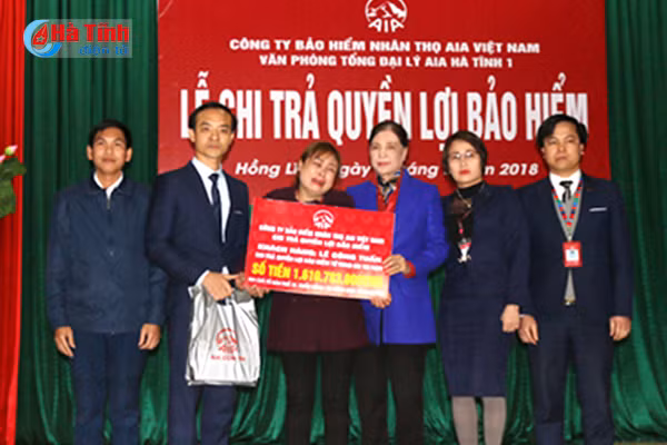 aia ha tinh trao hon 1 6 ty dong cho khach hang gap rui ro