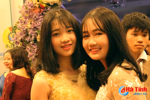 prom thpt chuyen ha tinh chung ta mai la hoang tu va cong chua