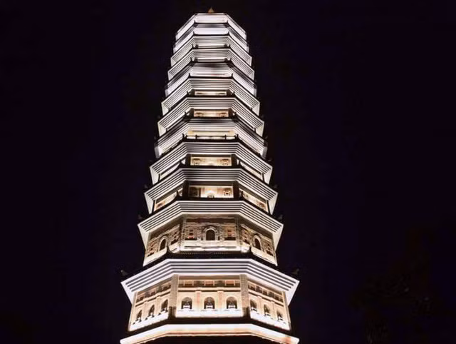 ngoi chua lon nhat viet nam dep lung linh huyen ao ve dem