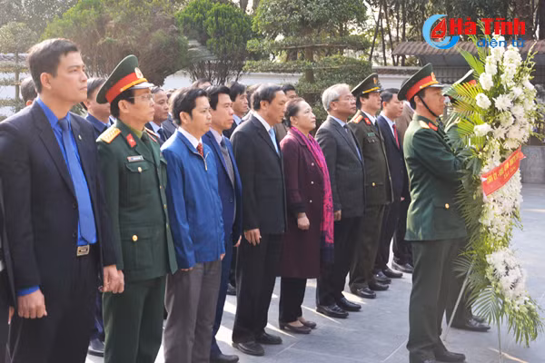 lanh dao ha tinh dang huong tai nghia trang liet sy nam va cac khu di tich