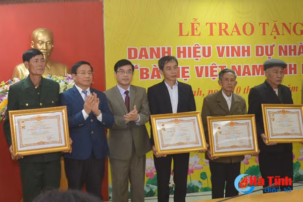 ha tinh to chuc truy tang them 17 ba me viet nam anh hung
