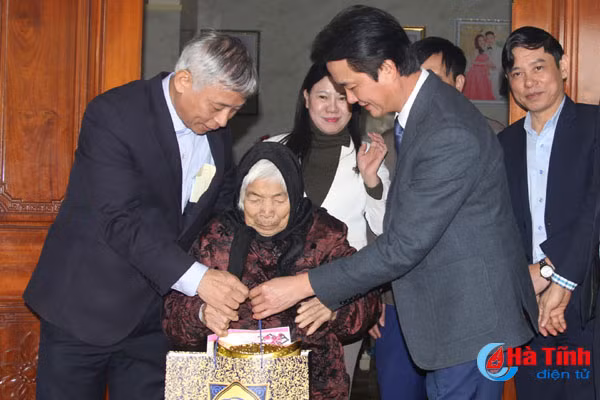 lanh dao tinh tang qua nguoi co cong gia dinh chinh sach