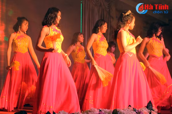 prom thpt chuyen ha tinh chung ta mai la hoang tu va cong chua