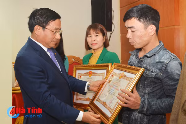 ha tinh to chuc truy tang them 17 ba me viet nam anh hung