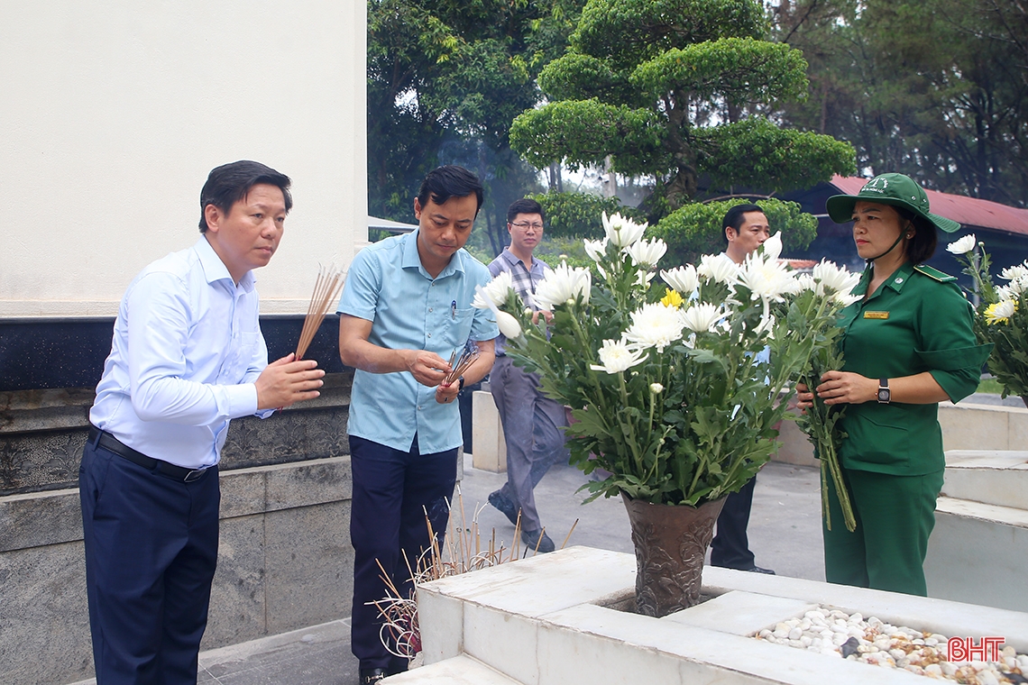 Đoàn công tác Ban Tuyên giáo Trung ương dâng hương, tặng quà tại Hà Tĩnh