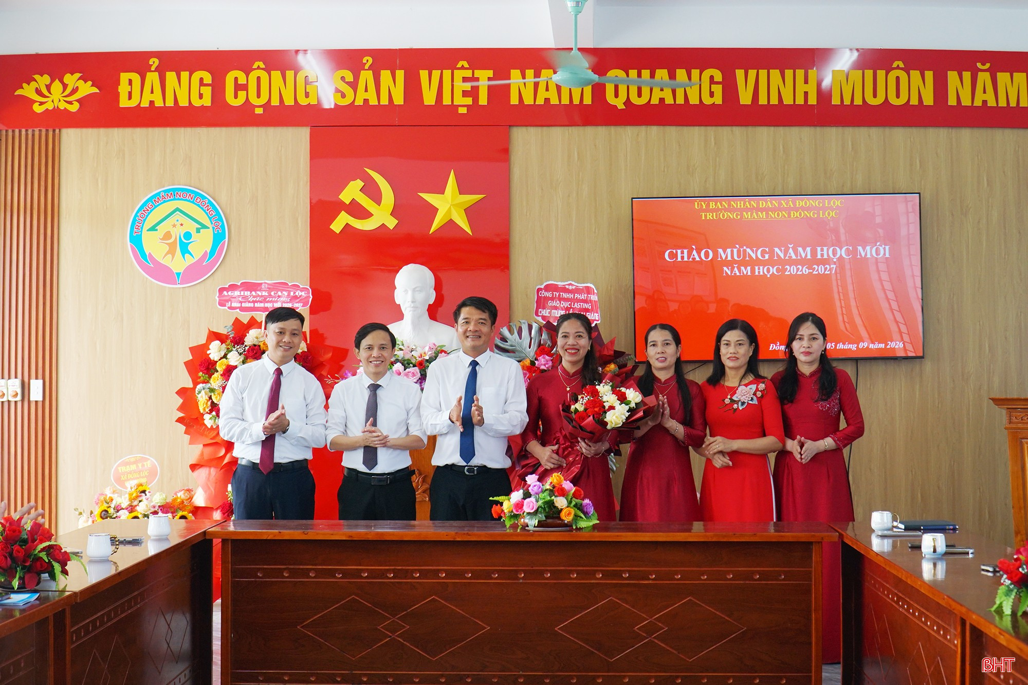 Trưởng ban Nội chính Tỉnh ủy tặng hoa chúc mừng Trường Mầm non Đồng Lộc.