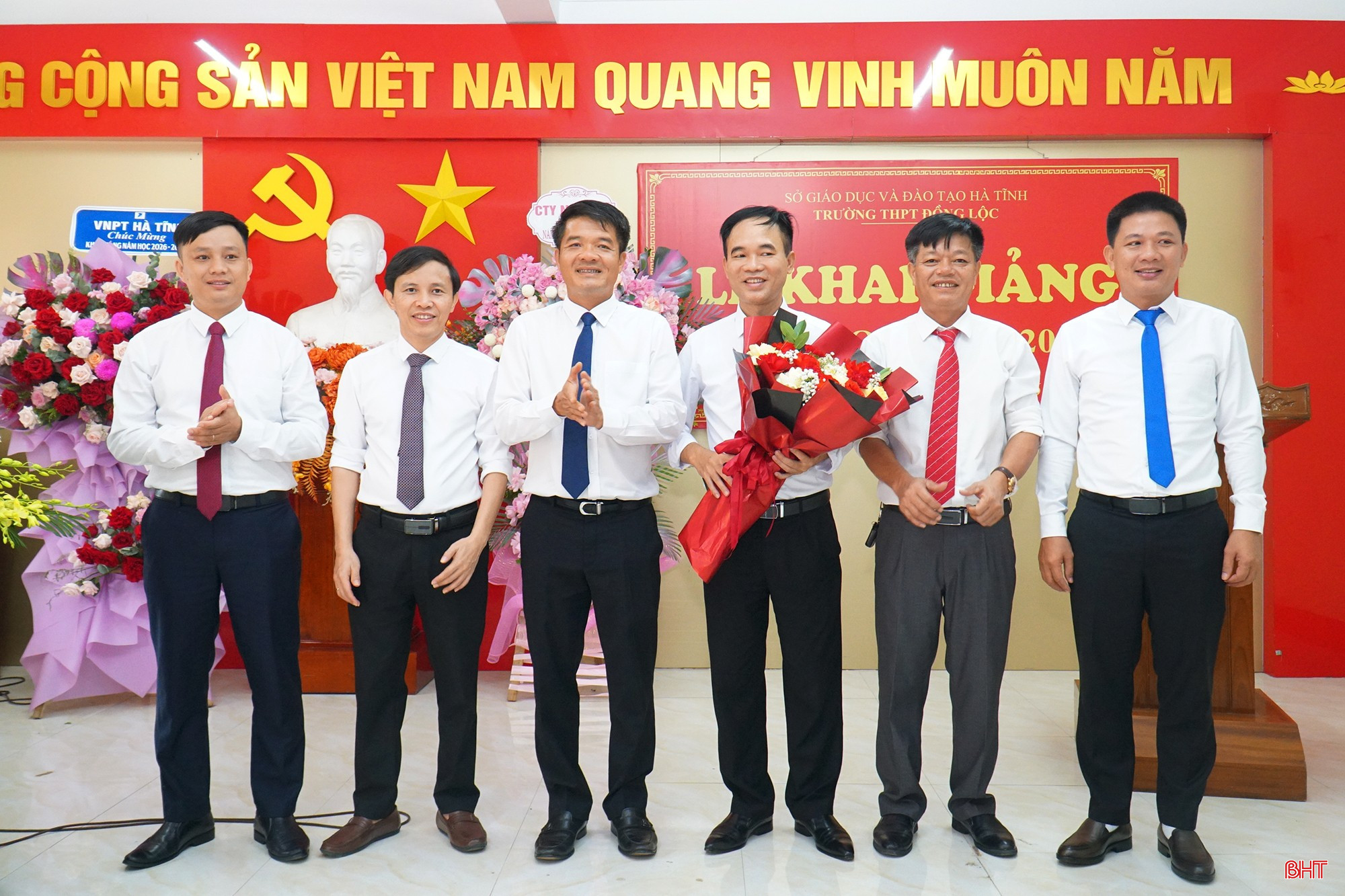 Đồng chí Trần Nhật Tân chúc mừng, biểu dương những kết quả nổi bật Trường THPT Đồng Lộc đạt được trong năm học 2025 - 2026.