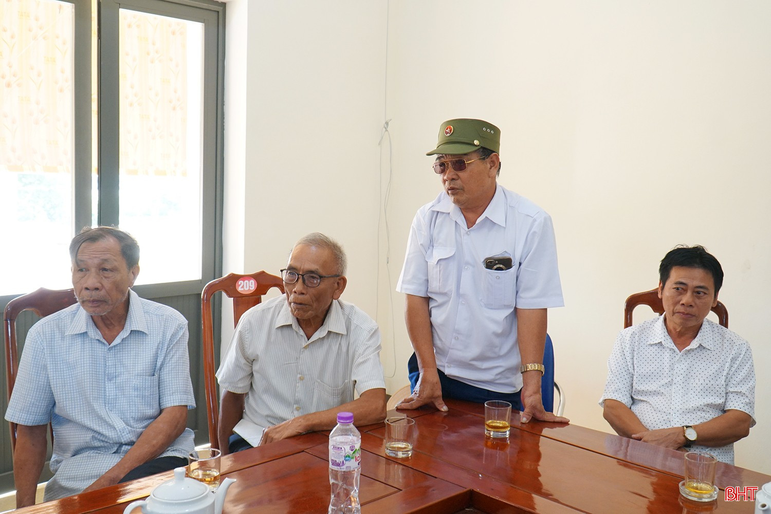 bqbht_br_ong-nguyen-van-hien-xa-cam-trung-dong-doi-cua-liet-sy-le-duc-loi.jpg