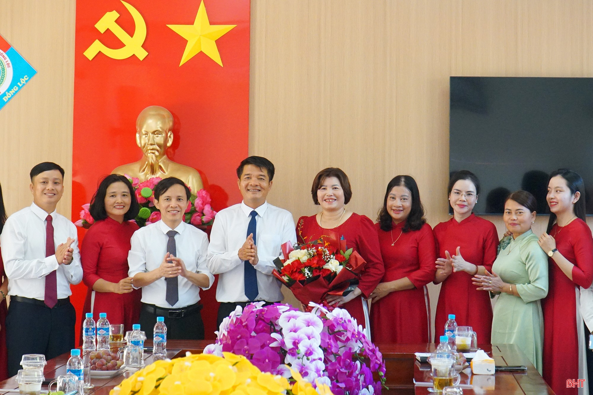 Đồng chí Trần Nhật Tân tặng hoa chúc mừng Trường Tiểu học Đồng Lộc nhân dịp khai giảng