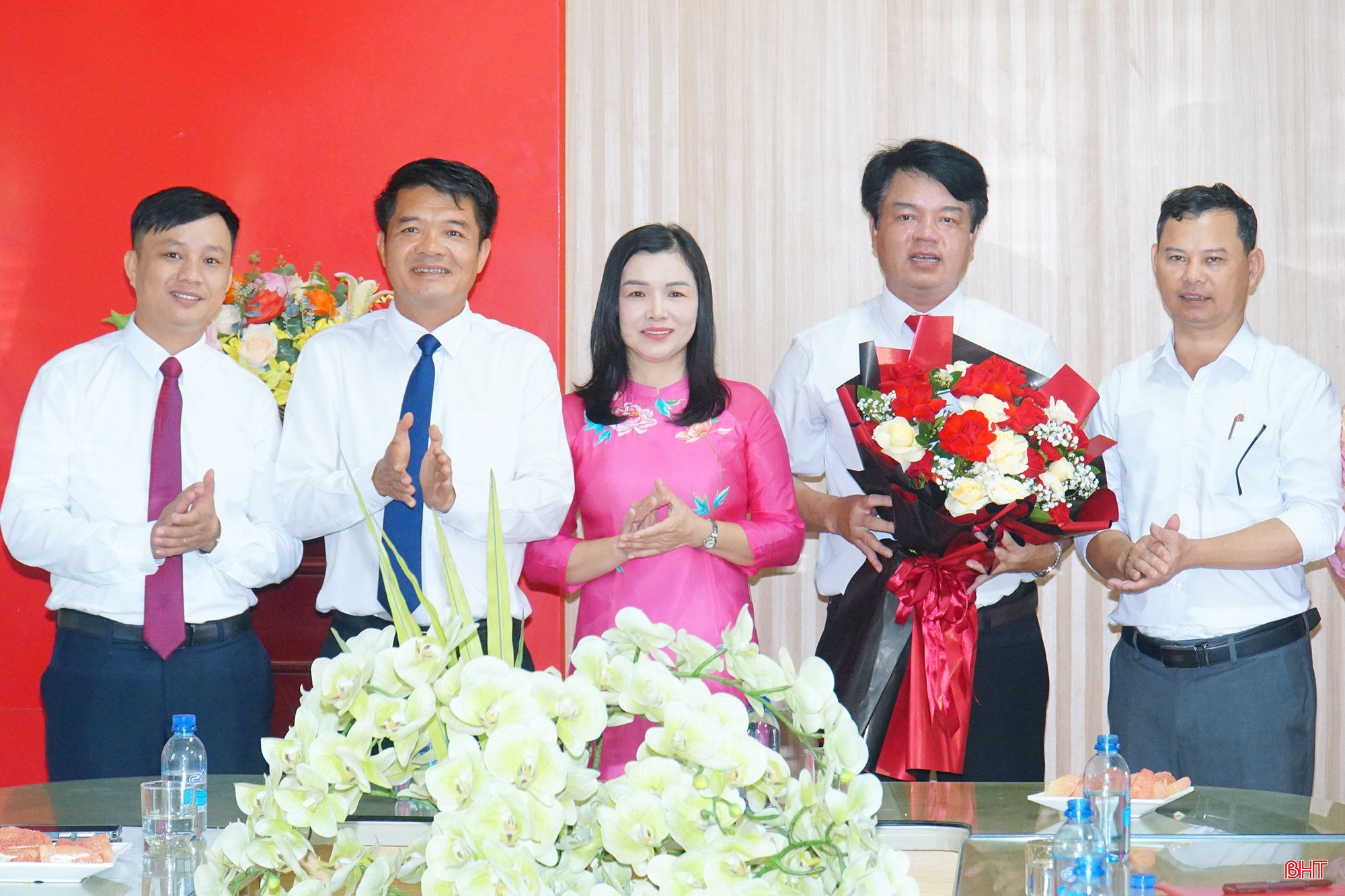 Đồng chí Trần Nhật Tân - Trưởng ban Nội chính Tỉnh ủy tặng hoa chúc mừng Trường THCS Đồng Lộc.