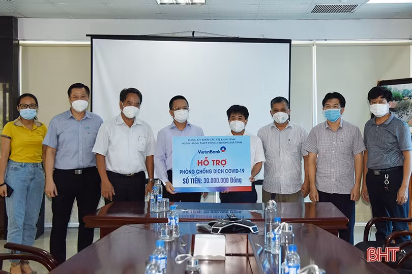 Trao tặng 150 triệu đồng hỗ trợ công tác phòng, chống dịch bệnh Covid-19
