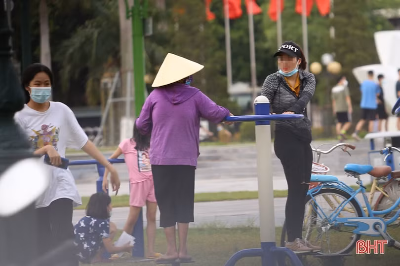 TP Hà Tĩnh: Cần đeo khẩu trang đúng quy định khi tập thể dục nơi công cộng