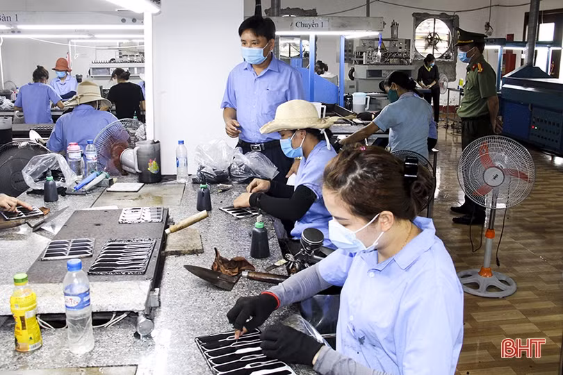 Doanh nghiệp trong cụm công nghiệp ở Đức Thọ nỗ lực đảm bảo mục tiêu kép 
