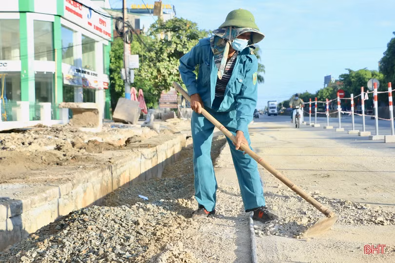 Lao động Hà Tĩnh linh hoạt “chỉnh” giờ làm để tránh nắng