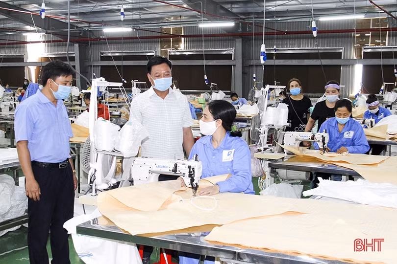 Doanh nghiệp trong cụm công nghiệp ở Đức Thọ nỗ lực đảm bảo mục tiêu kép 