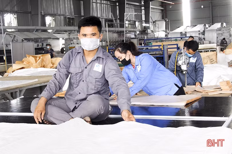Doanh nghiệp trong cụm công nghiệp ở Đức Thọ nỗ lực đảm bảo mục tiêu kép 