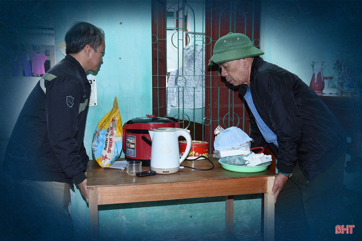 Cán bộ thôn ở vùng lũ Hà Tĩnh - nỗi niềm biết tỏ cùng ai!