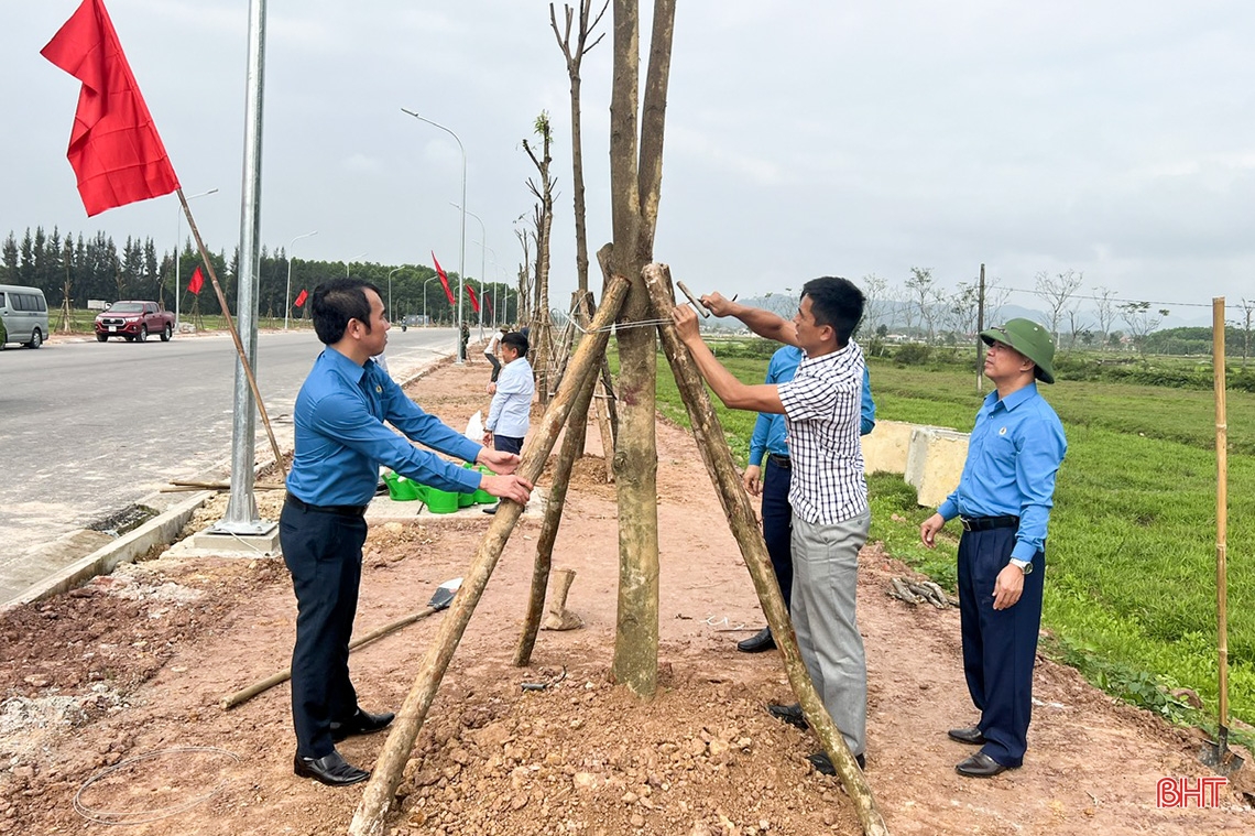 Các địa phương Hà Tĩnh sôi nổi ra quân trồng cây đầu xuân