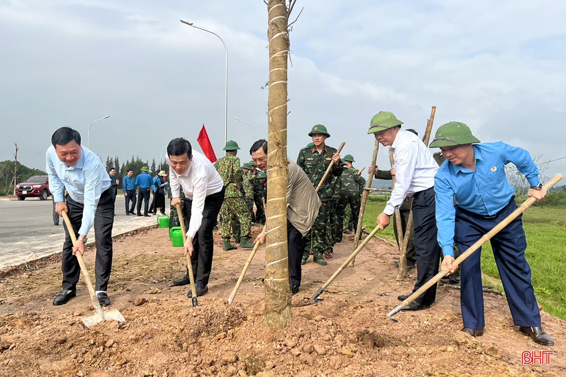 Các địa phương Hà Tĩnh sôi nổi ra quân trồng cây đầu xuân