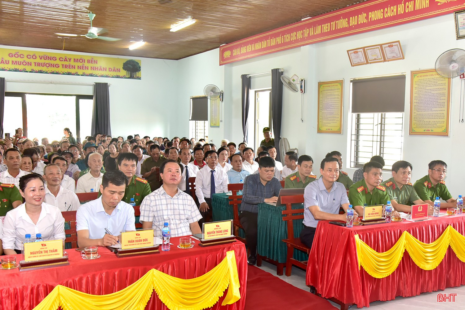Đại biểu dự ngày hội.