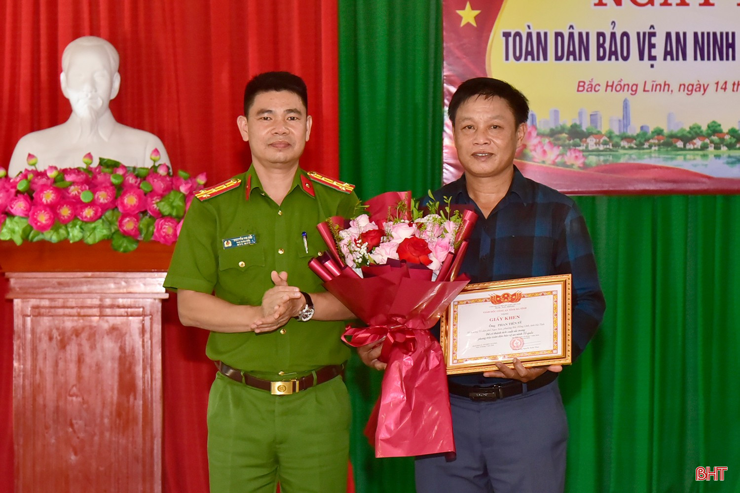 Đại tá Nguyễn Phi Hải - Phó Giám đốc Công an tỉnh trao giấy khen của Giám đốc Công an tỉnh cho 1 cá nhân có thành tích xuất sắc trong phong trào toàn dân bảo vệ an ninh Tổ quốc.