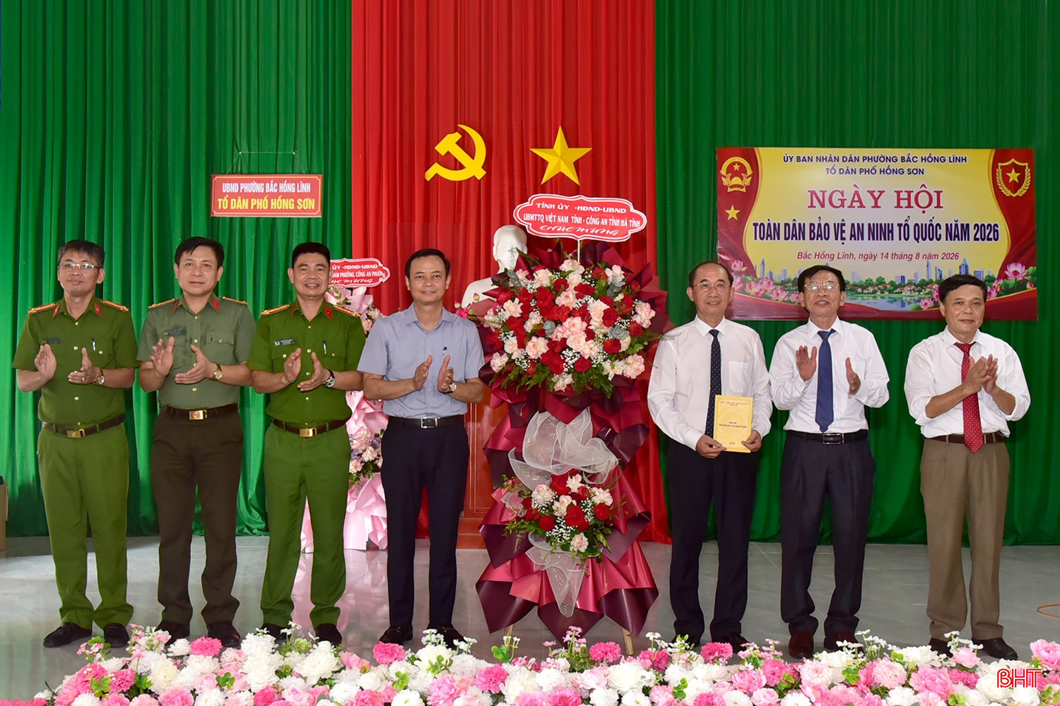 Đồng chí Hà Văn Hùng - Ủy viên BTV Tỉnh ủy, Trưởng ban Tuyên giáo và Dân vận Tỉnh ủy; lãnh đạo Công an tỉnh tặng hoa chúc mừng TDP Hồng Sơn.