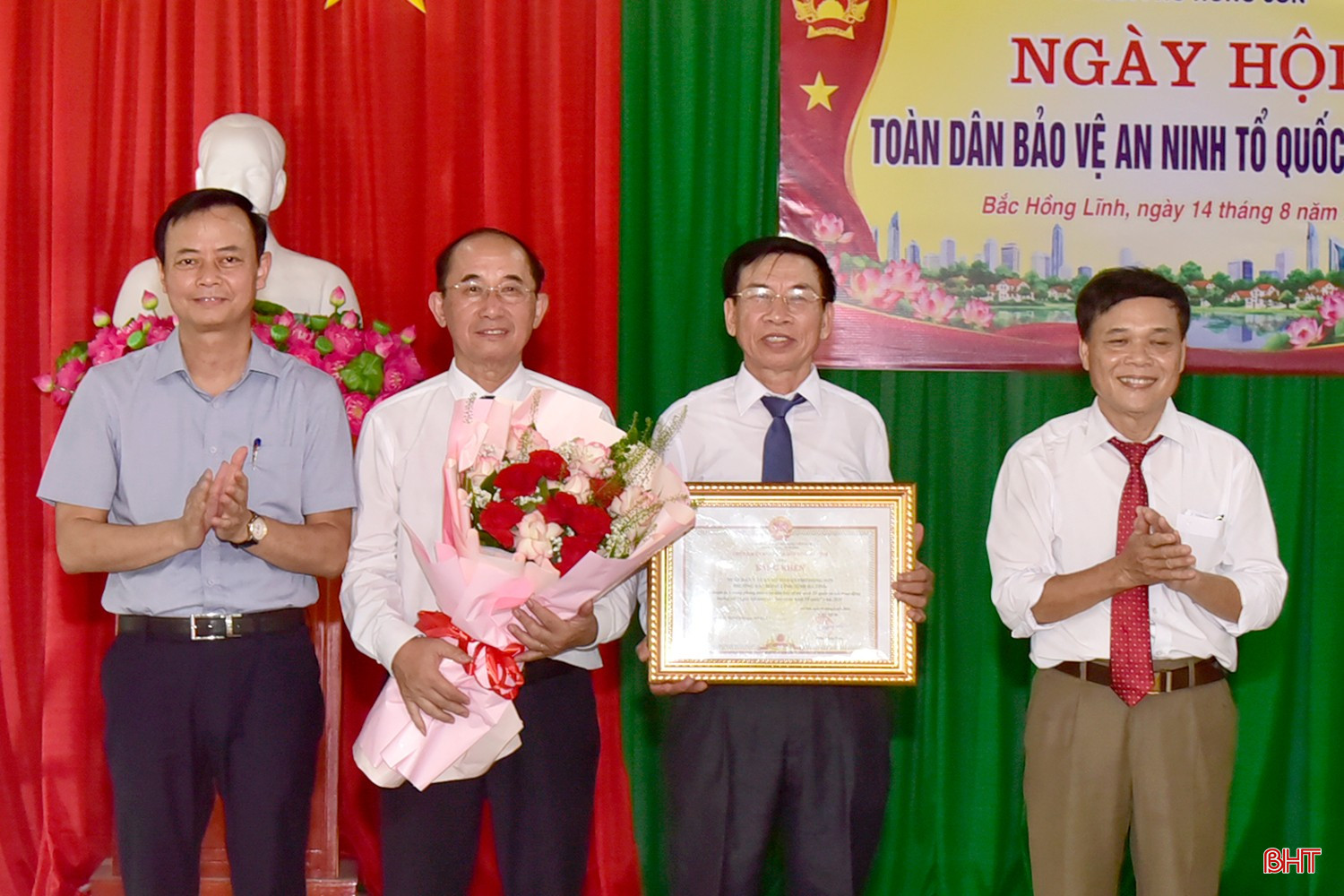 Đồng chí Hà Văn Hùng - Trưởng ban Tuyên giáo và Dân vận Tỉnh ủy trao bằng khen của Chủ tịch UBND tỉnh cho cán bộ và Nhân dân TDP Hồng Sơn.