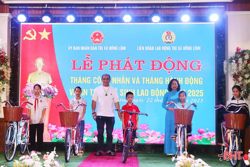 Trao 5 xe đạp cho con công nhân lao động vượt khó học giỏi.