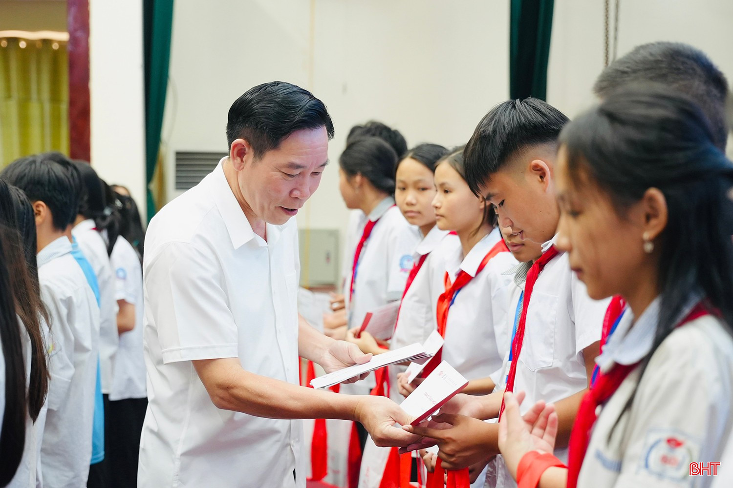 Trao 510 suất học bổng cho học sinh nghèo vượt khó