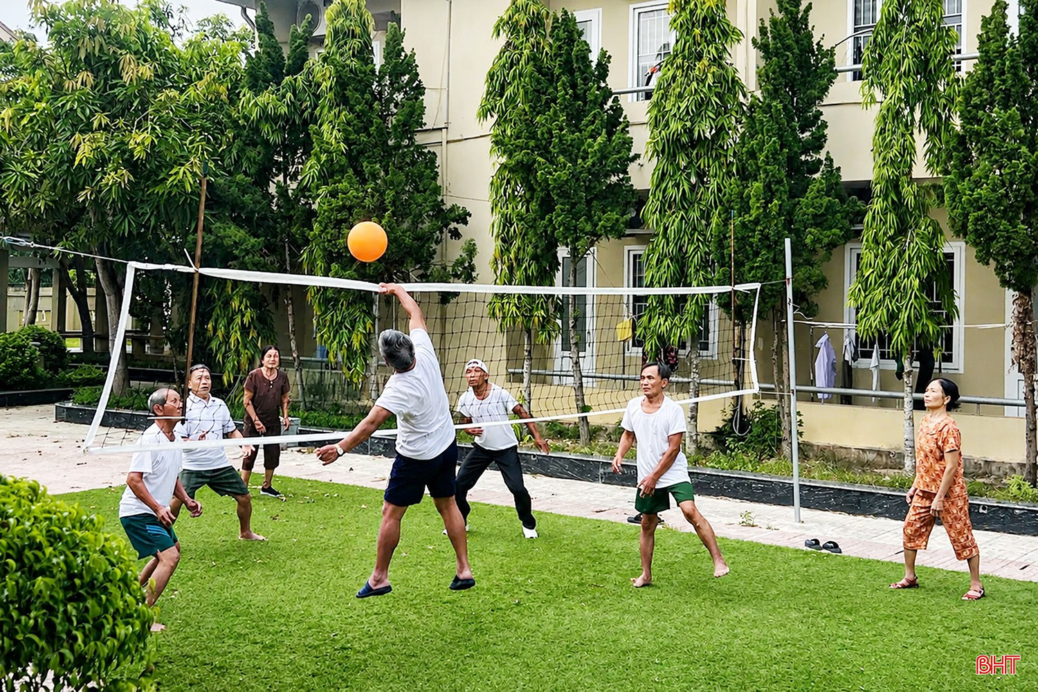 Người có công vui chơi thể thao trong khuôn viên trung tâm.