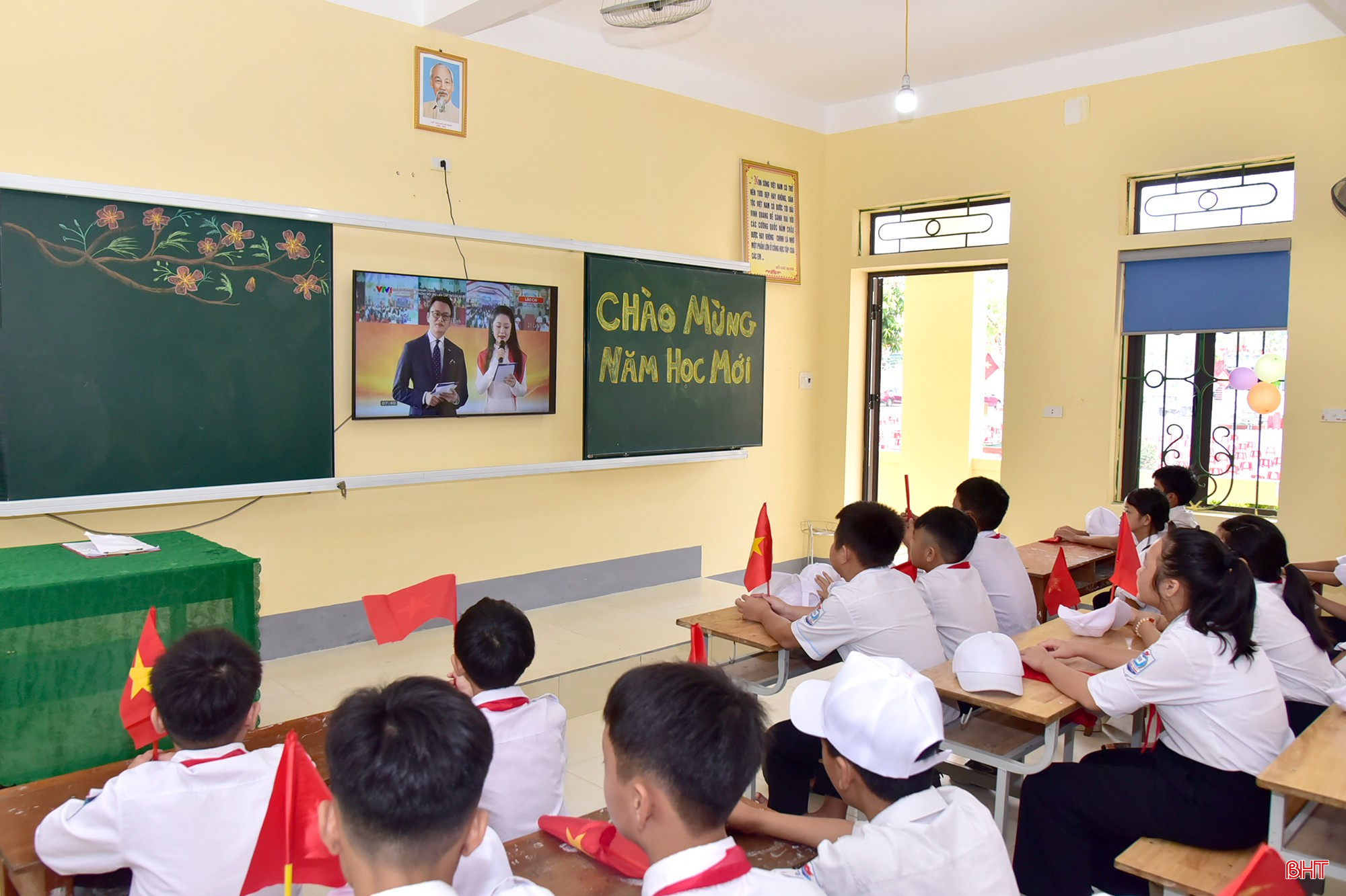 Học sinh dự lễ khai giảng năm học mới tại các lớp học.
