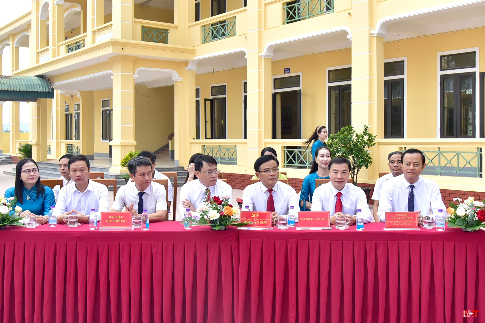 Đại biểu dự lễ khai giảng năm học mới 2026-2027 tại Trường THCS Gia Hanh.