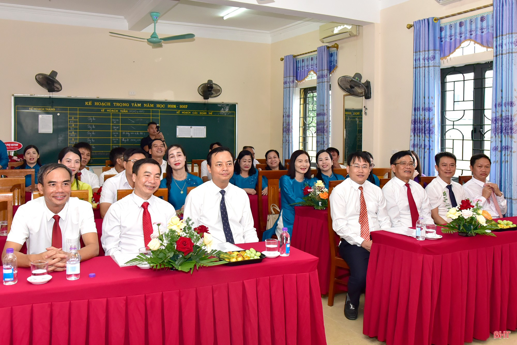 Đồng chí Hà Văn Hùng - Trưởng ban Tuyên giáo và Dân vận Tỉnh ủy, đại diện lãnh đạo Sở GD&amp;ĐT, xã Gia Hanh dự lễ khai giảng trực tuyến tại điểm cầu Trường THCS Gia Hanh.